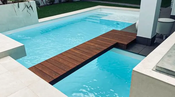 pasarela de madera en piscina