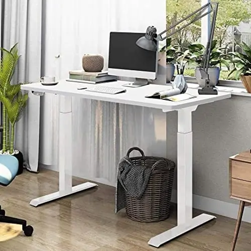 Considera una mesa de oficina regulable en altura
