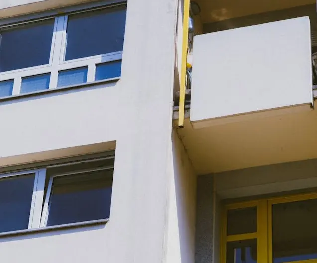 Técnica de insuflado de aislamiento en una vivienda.