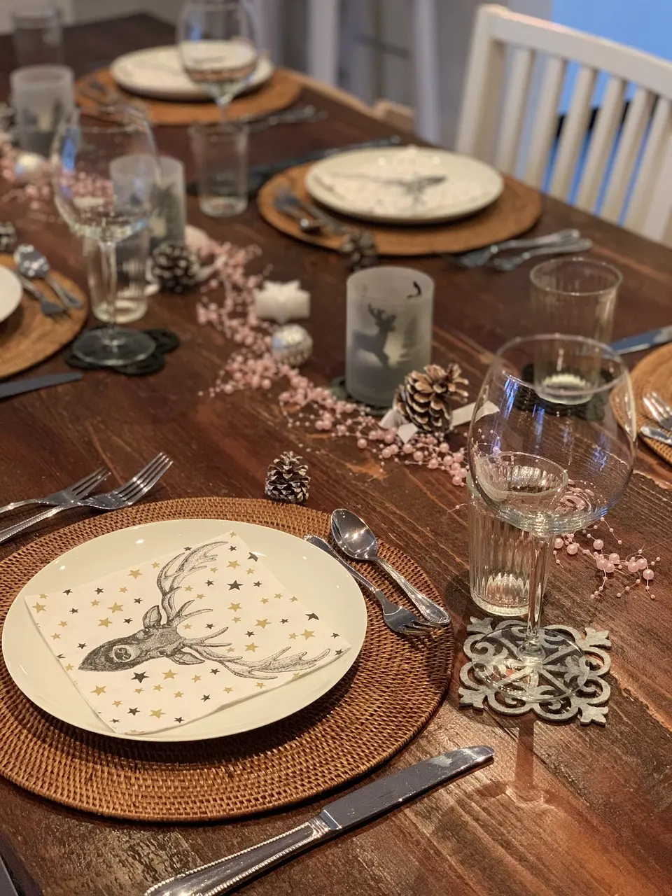 Mesa de año nuevo elegante con detalles dorados