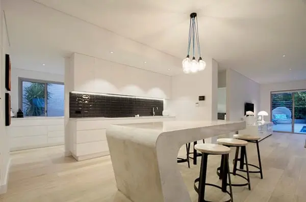 Cocina blanca moderna con isla y barra