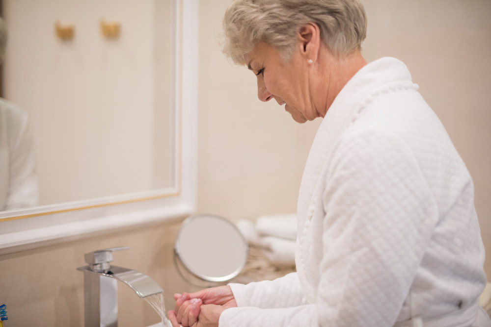 Sustitución de bañera por ducha segura en una vivienda de Madrid.